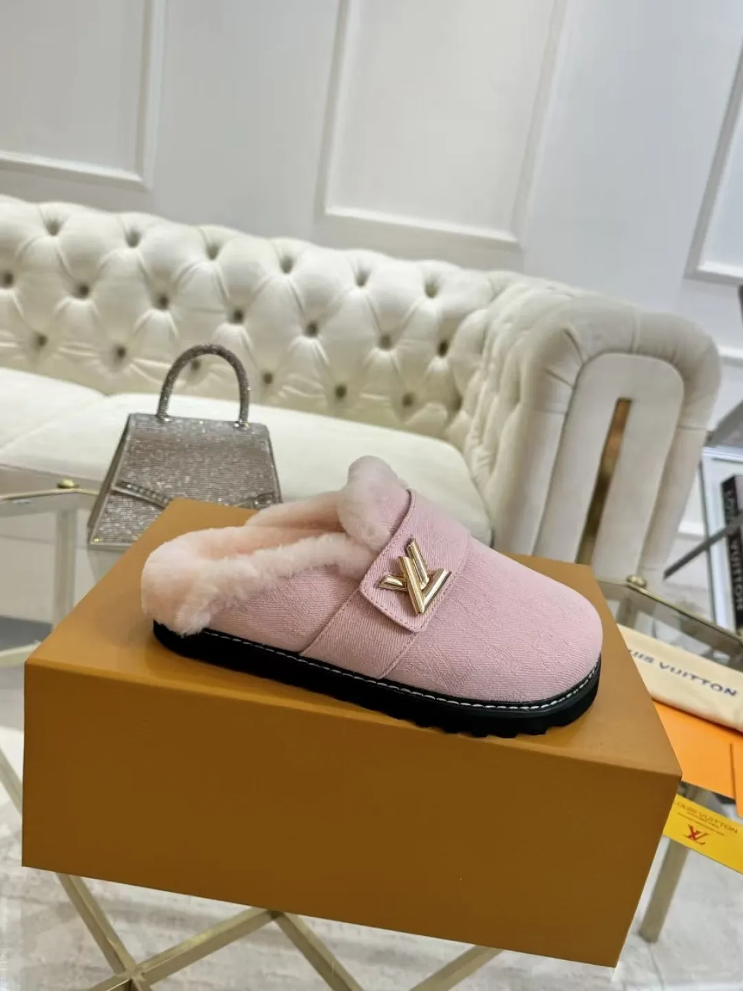p600✨ LV Couple’s Wool Slippers｜Full of high-end feel, the soles of your feet are luxurious✨ We have achieved the ultimate restoration of the "higher version" of this pair of LV classic toe-toe slippers! 👫💫 🌟 The core advantages are clear at a glance: ✔️ Original jacquard + cowhide fabric, delicate texture, high-end at first glance; ✔️ 280% pure wool lining, wearing barefoot is like stepping on clouds ☁️, soft and skin-friendly and not sweaty; ✔️ Non-slip rubber bottom + three-dimensional toe design, super stable for walking, fashionable and practical!  👀 Must-have attention to detail: Belt buckle + classic LV presbyopic elements, revealing the aura of a big-name brand in a low-key manner ~ Whether it is a couple dating or a trip with besties, both of them are the focus when they go out👟💖 ✨ Easily match the wardrobe: jeans + sweaters, lazy and casual style ✔️ Coat + skirt, refined and elegant ✔️ One pair of shoes can handle a variety of styles, and the sense of luxury is never artificial ~ #LV slippers #couple outfit #High-End Customization #Quality Shoes Recommendation Fabric: Yangjing/classic jacquard fabric Lining: Imported wool lining Sole: Original rubber sole Size: Female 35-41 Male 38-46